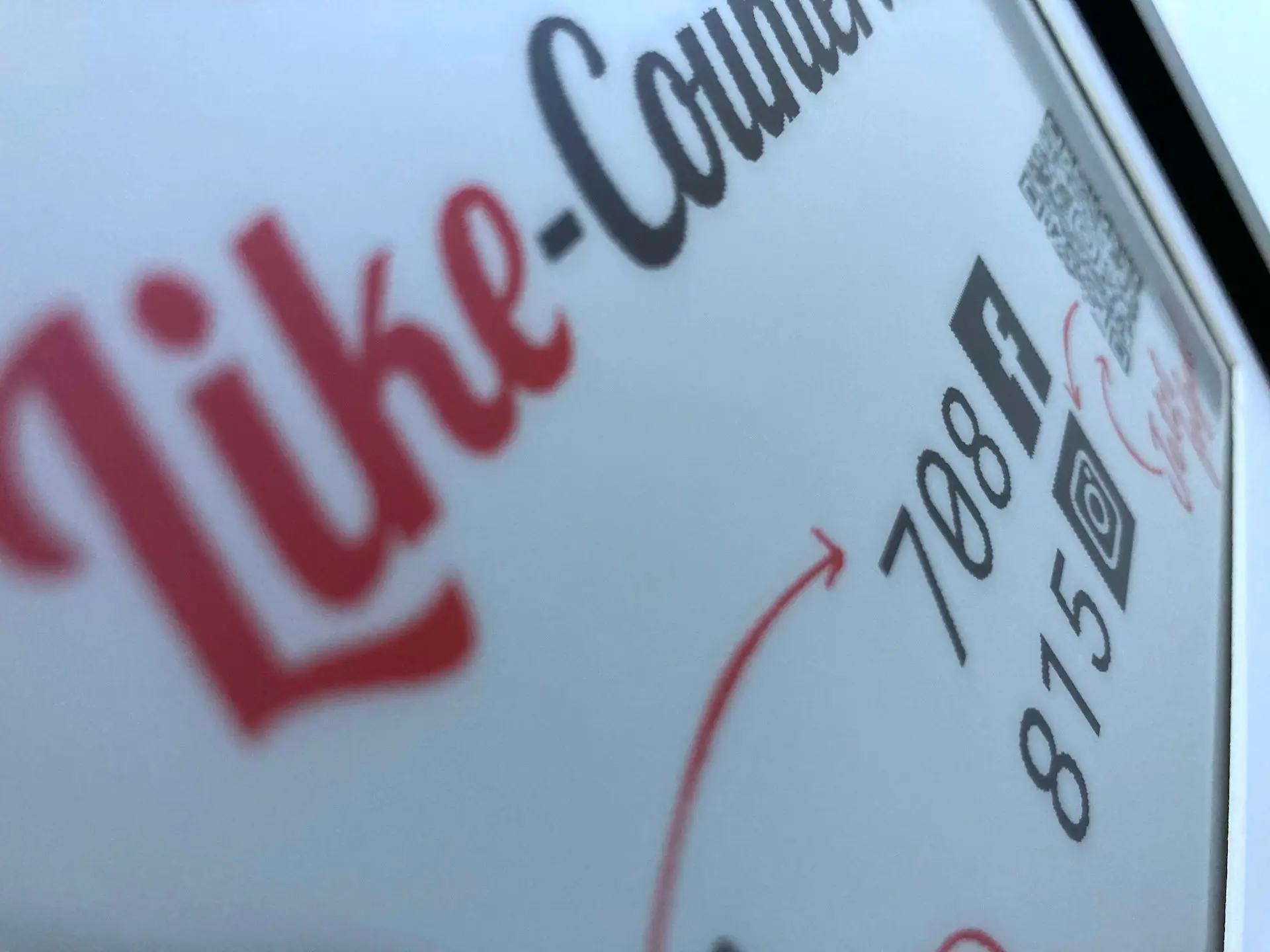Zur Anzeige deiner Likes und Follower von Instagram und Facebook verwendet der Like Counter ein E-Paper Bildschirm. Und dafür gibt es gute Gründe.